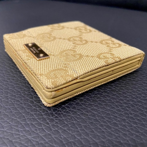 Auth. Gucci Compact Mirror GG Monogram Gold – Rare HTF – Luxury Travel Accessory - Picture 7 of 9